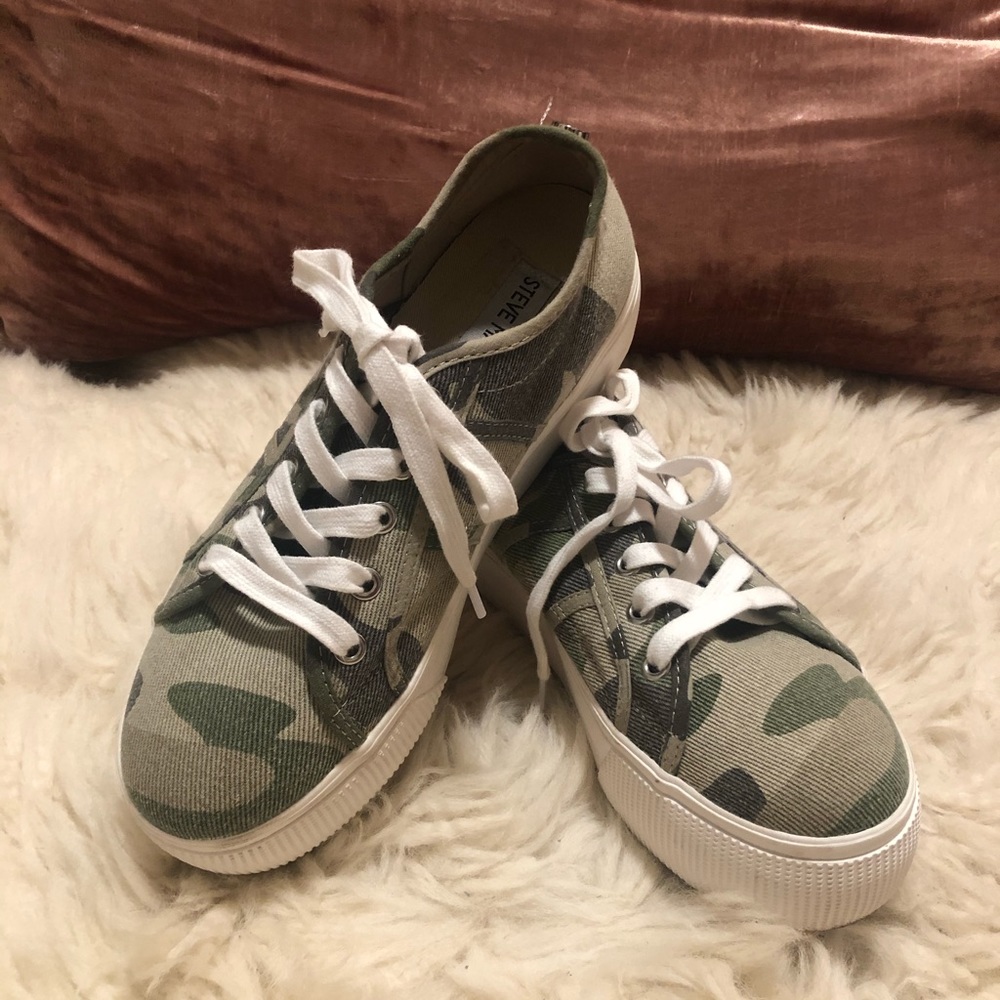 NWOT Steve Madden Camo Lace Up Sneakers
